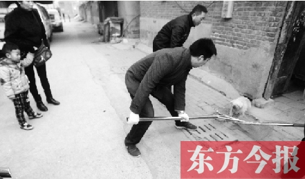12月3日，鄭州市隴海路。執(zhí)法人員對一只“辦了證卻不系繩”的狗進行捕捉
