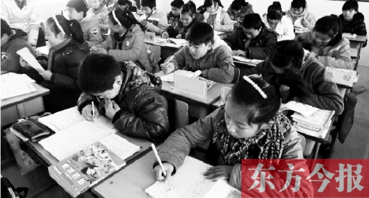 一所學(xué)校的學(xué)生們?cè)谏险n中。鄭州、新鄉(xiāng)成為國家中小學(xué)教育質(zhì)量綜合評(píng)價(jià)改革實(shí)驗(yàn)區(qū)