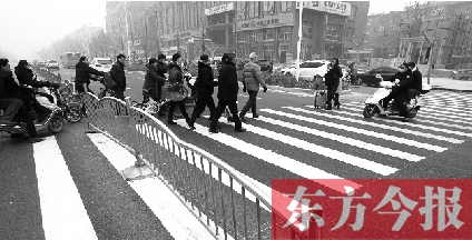 昨日，鄭州市建設(shè)路百花路口，馬路斑馬線被交通護欄隔斷