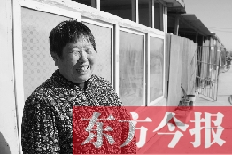 在京水村的臨時過渡區(qū)內(nèi)，一位大媽在儲存大白菜