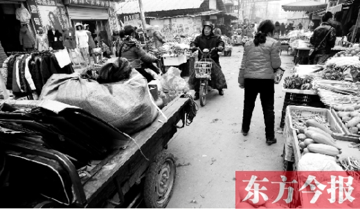 和所有的都市村莊一樣，老鴉陳也充滿著形形色色的人，窄窄的巷子因占道經(jīng)營(yíng)變得更加狹窄