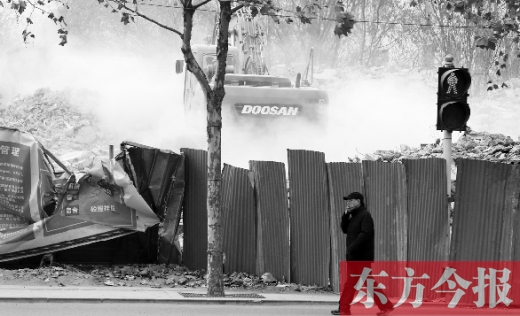 昨日，鄭州市未來路與緯四路交叉口一工地施工不除塵，加重了空氣污染