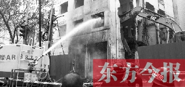 昨天早上8點(diǎn)半，鄭州市農(nóng)業(yè)路一拆遷工地，用兩臺噴水車噴水除塵，有效地阻止了施工揚(yáng)塵