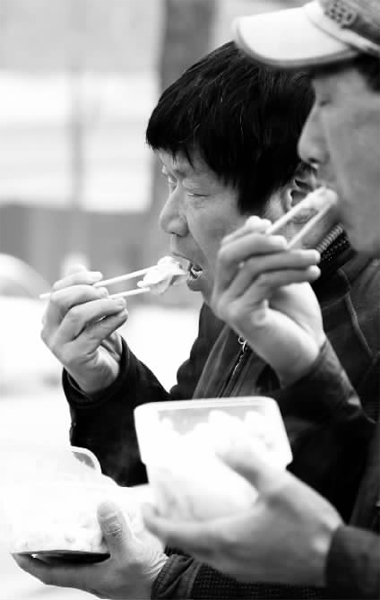 昨天，幾十名網友響應王孝力的號召，送餃子給鄭州市南陽路立交橋下的務工人員