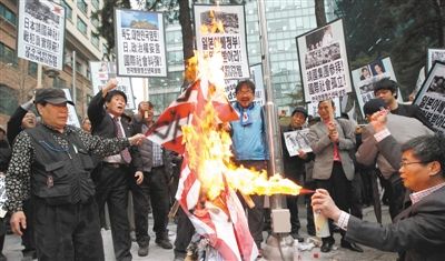  25日，首爾，韓國民眾舉行集會，抗議日本首相安倍晉三否認(rèn)侵略歷史、袒護(hù)內(nèi)閣大臣參拜靖國神社。