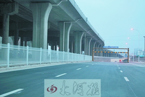下穿隧道限高3米，不影響公交車(chē)通行。