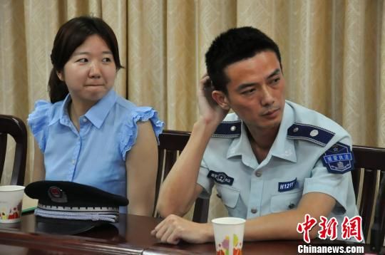 圖為參與“體驗式執(zhí)法”的兩名城管隊員?！埱邸z