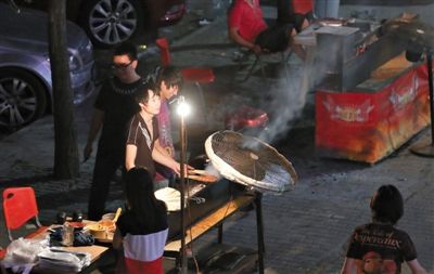 7月4日，青年路國(guó)美第一城小區(qū)附近的夜市臨街露天燒烤攤。