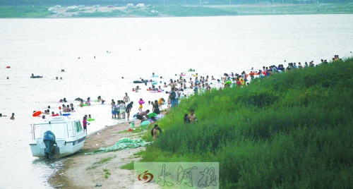 龍湖成為“第一浴場”，對市民是堵還是疏值得探討。