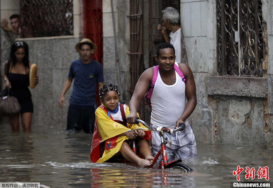 圖為哈瓦那民眾冒水出行。