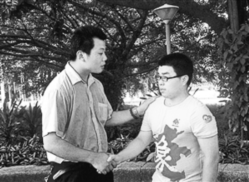 　王強(qiáng)（左）幫助的林富軍，今年考上了深圳大學(xué)。