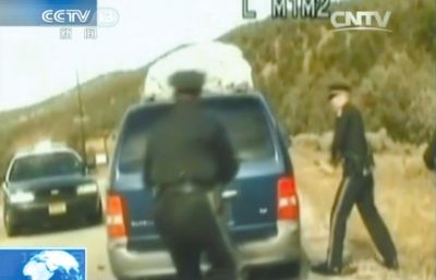 費雷爾再次上車，警察拿警棍砸車窗。