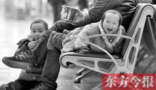 鄭州東站候車長(zhǎng)椅上，哈哈，馬上回家過(guò)年有禮物收了