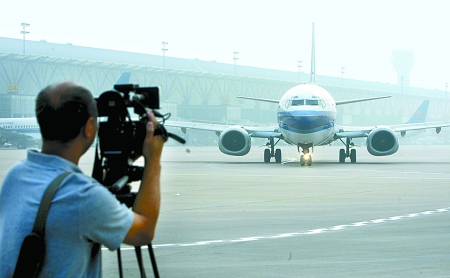 　8月28日，一架嶄新的波音737-800型飛機(jī)平穩(wěn)降落在鄭州新鄭國際機(jī)場。