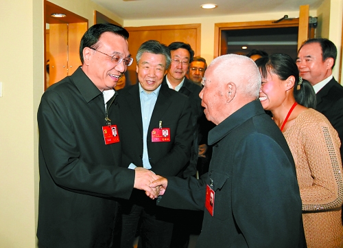11月5日下午，中共中央政治局常委、國務(wù)院副總理李克強親切看望了參加中國共產(chǎn)黨第十八次全國代表大會的