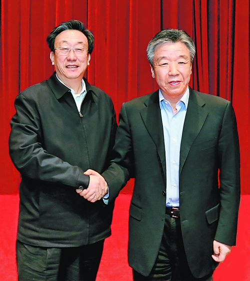 3月20日下午，在全省領(lǐng)導(dǎo)干部會議上盧展工（右）與郭庚茂（左）在鄭州親切握手。⑤2 本報(bào)記者 郭 宇