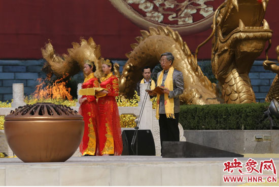 中華炎黃文化研究會(huì)會(huì)長許嘉璐宣讀拜祖大典拜祭文。映象網(wǎng)記者 邵恰 攝