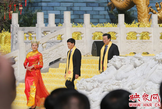 　河南省委書記、省人大常委會(huì)主任郭庚茂，河南省省長謝伏瞻敬獻(xiàn)花籃。映象網(wǎng)記者 邵恰 攝