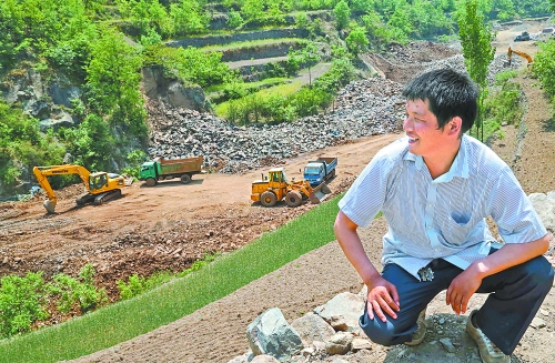 　　5月5日，魯山縣趙村鄉(xiāng)關(guān)岈村青年時(shí)軍偉看著正在建設(shè)的兩座小型水庫(kù)開心地笑了。他1994年開始外出