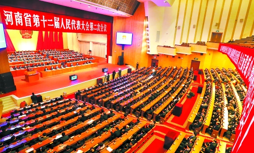 　4月1日下午，河南省第十二屆人民代表大會(huì)第二次會(huì)議在省人民會(huì)堂開幕。 記者 郭 宇 董 亮 攝