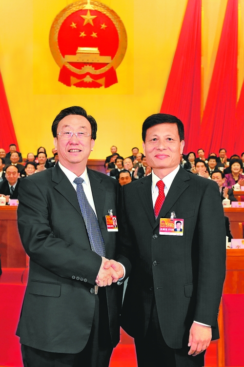 4月2日上午，新當(dāng)選的省人大常委會(huì)主任郭庚茂與新當(dāng)選的省人民政府省長(zhǎng)謝伏瞻親切握手。郭宇 董亮 攝