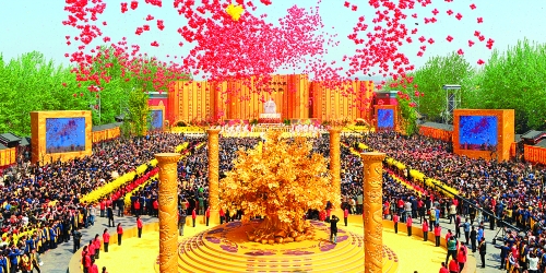 癸巳年黃帝故里拜祖大典于4月12日上午在新鄭舉行，來自海內(nèi)外的炎黃子孫，共同祭拜中華民族的人文始祖軒