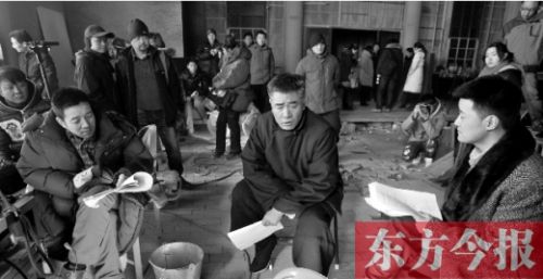 導(dǎo)演安建（左）、主演陳寶國等坐在一起說戲