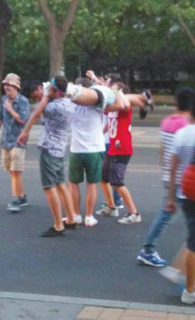 外籍男子當(dāng)街肩扛、腳踏醉漢