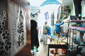 寢室門上的招貼表達了學(xué)生們的愿望，其實不逃課、少逃課才是不掛科的保證