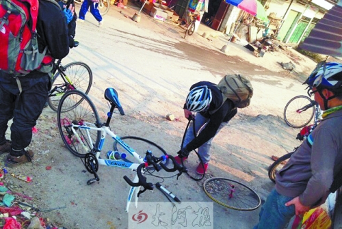 運(yùn)氣不好，十分鐘被扎了兩次胎，只能自己修車。