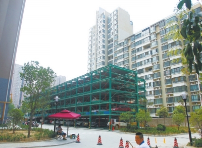 商城路與英協(xié)路交叉口附近的濱河綠苑小區(qū)內(nèi)，剛剛建好一個(gè)立體停車場。
