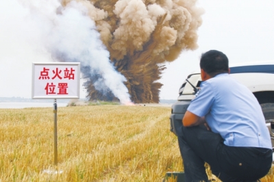 民警點(diǎn)火，引爆爆炸物品。