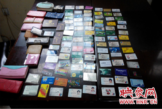 在日常執(zhí)勤當(dāng)中，巡防隊員經(jīng)常能撿到很多的身份證和銀行卡。