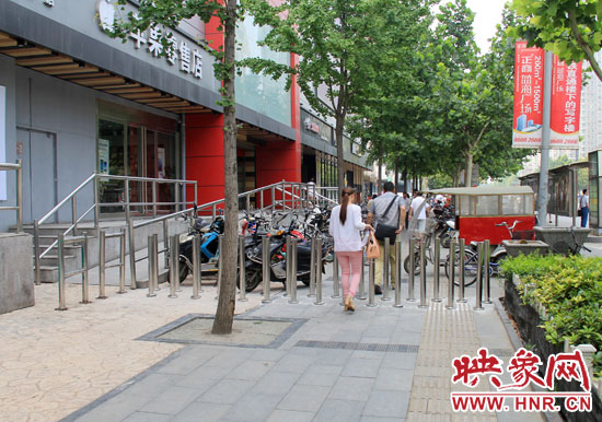 圖中道路左側(cè)的無障礙通道被鋼管隔離,右側(cè)的盲道也被侵占。