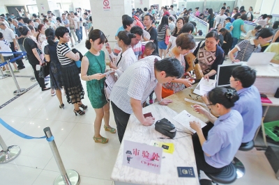 6月30日上午9時20分，鄭州市公安局出入境管理處辦事大廳內(nèi)擠滿前來辦理護照、簽證的群眾。