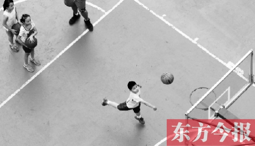 7月2日，河南工業(yè)大學(xué)籃球場內(nèi)，幾名孩子正在接受籃球訓(xùn)練