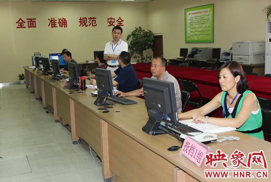 今年我省高招錄取工作正在平穩(wěn)正常開展，圖為投檔組工作人員。