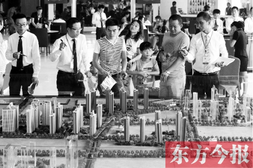 昨天上午，在鄭州市區(qū)一售樓部內(nèi)，看房的顧客比平時多了不少