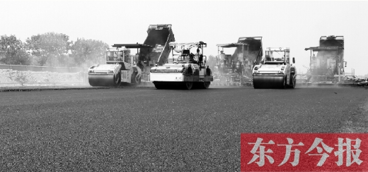 鄭州通航試驗區(qū)上街機(jī)場的改擴(kuò)建工程正在緊張施工，寬闊的跑道已經(jīng)基本竣工