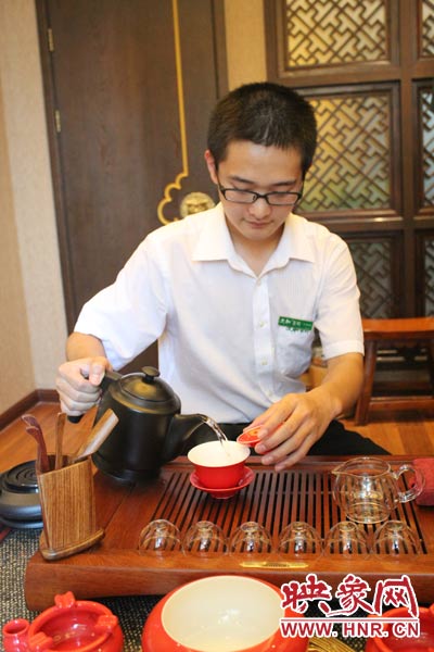 1、水壺里的水煮沸，李克勤把茶葉放進(jìn)茶荷里，準(zhǔn)備溫杯沖茶