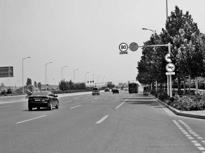走訪鄭開大道，記者發(fā)現(xiàn)路上的限速標(biāo)志已明顯減少。