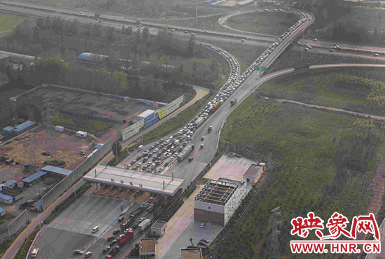 圖為鄭州環(huán)城高速航海路上下口，已經(jīng)出現(xiàn)車輛排隊(duì)情況。