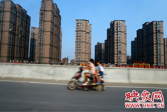 三環(huán)快速路開通后，仍有一些電動車違規(guī)上橋。