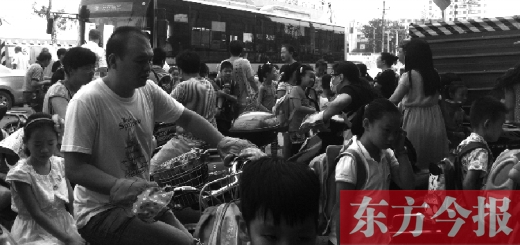 9月4日下午，文化路一小附近，大批陪讀家長(zhǎng)接孩子。