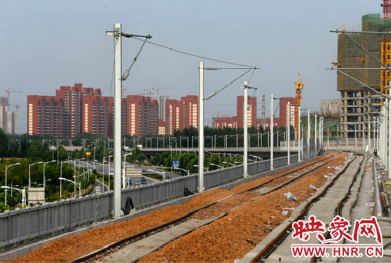 現(xiàn)代化的城際鐵路為日新月異的城市發(fā)展帶來了新的活力。