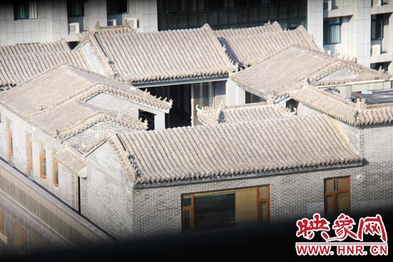 這座建筑里面的裝修奢華考究，門窗和吊頂均為紅木。
