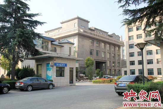 據(jù)這座建筑的一名工作人員稱，整座建筑為海龍集團所有，房屋建成之后用作公司紅木家具展示。