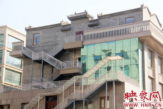 這座建筑的背面，已建好步梯。