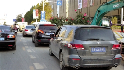 中原路華山路口，花壇擋了進(jìn)入地下商場(chǎng)的車流