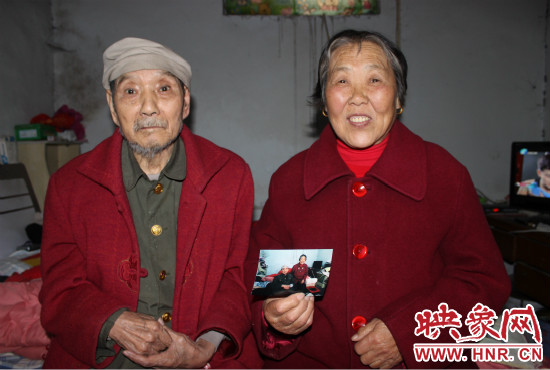 兩位老人的心愿就是能有一張金婚照。